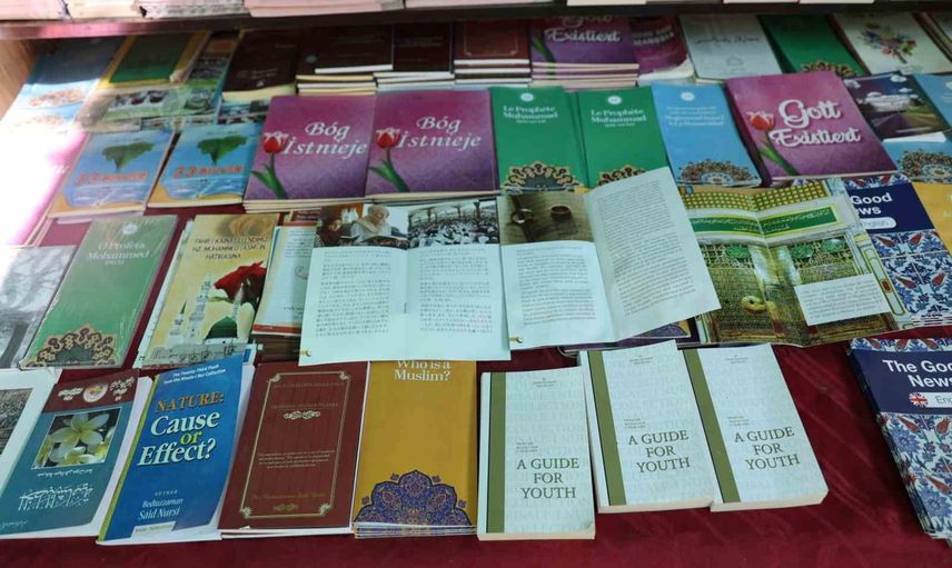 Kızıl vadide 30 yıldır turistlere 15 dilde Kur'an-ı Kerim meali ulaştırıyor
