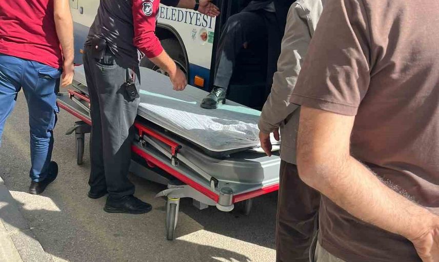 Otobüs şoförünün hızlı müdahalesi rahatsızlanan yolcuyu hastaneye yetiştirdi