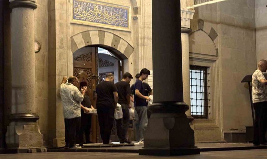 Kayseri'de Hunat Camii'nde mevlit sesiyle dolan kandil gecesi