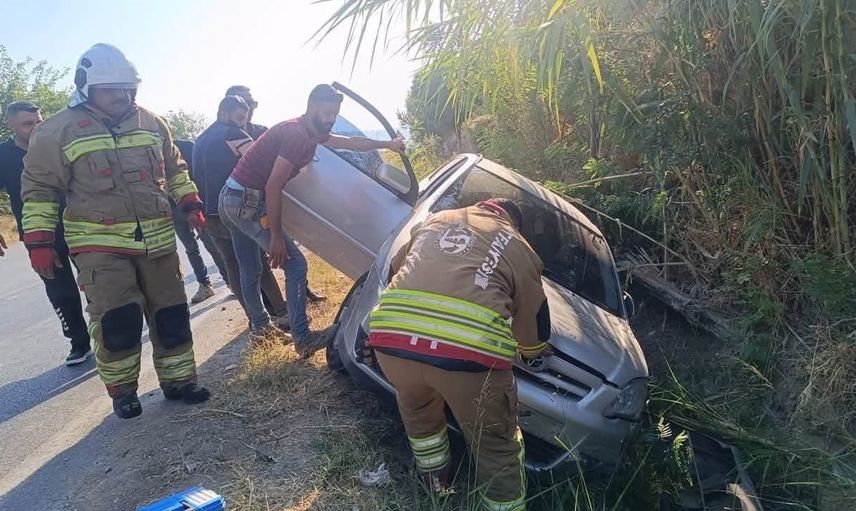 Kırıkhan'da hızlı müdahale: yol kenarına devrilen otomobilin sürücüsü kurtarıldı