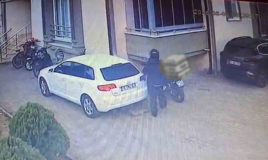 Site otoparkında kasklı şahıs kurye motosikletini iterek götürdü
