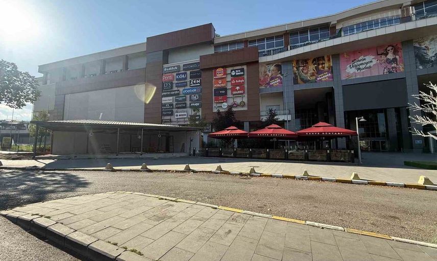 MNG AVM önüne inşa edilen yapı kaldırımda yürümeyi imkânsız kıldı