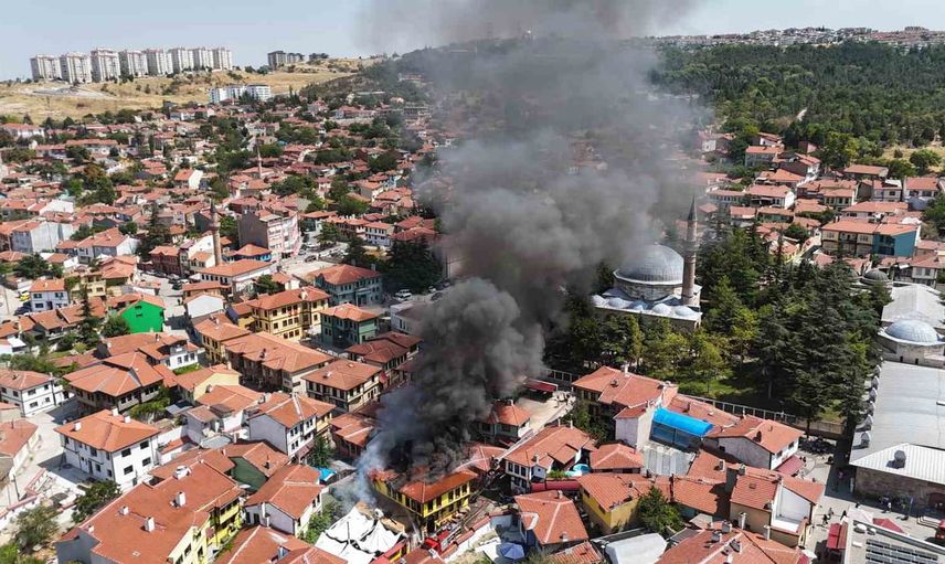 Odunpazarı'nda tarihi yapının çatısında yangın: iki kişi dumandan etkilendi