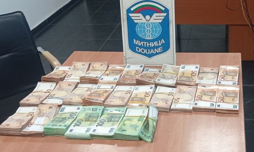Kapitan Andreevo'da gümrük kontrollerinde beyan edilmeyen 81 bin 385 euro ve 19 bin 750 dolar ele geçirildi