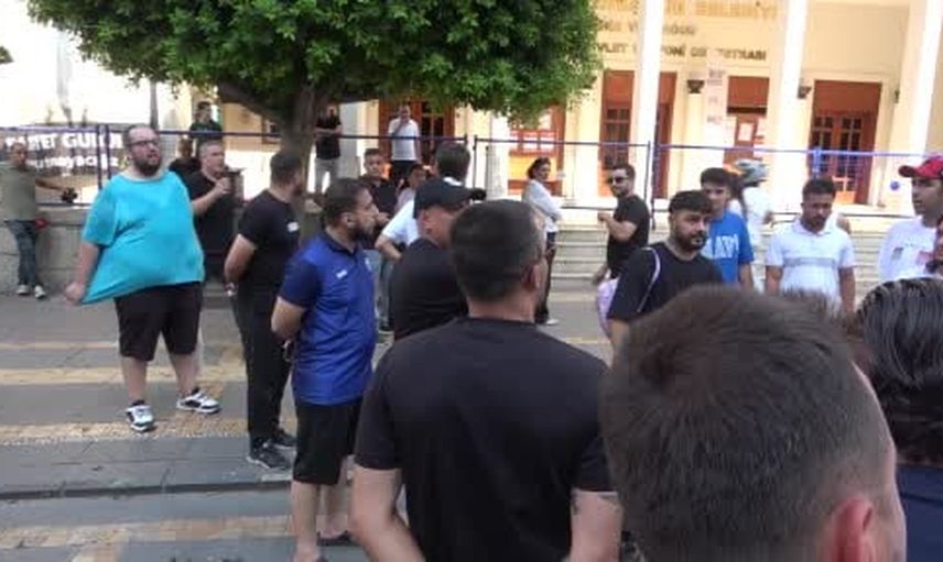 Adana’da Adana Demirspor taraftarlarının belediye önünde bariyerleri yıktığı eylem