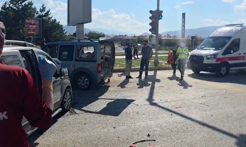 Erzincan Yeni Sanayi Sitesi'nde çarpışma: 4 kişi yaralandı