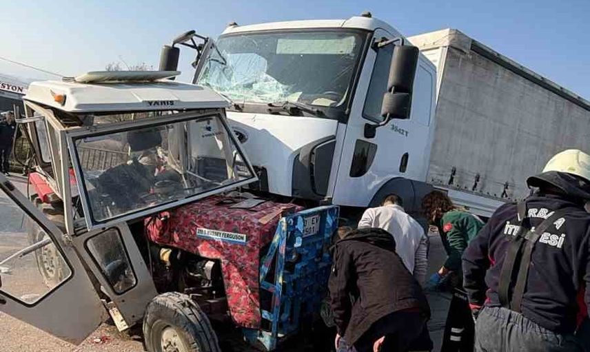 Erbaa'da kavşakta tır ile traktör çarpıştı: iki kişi hayatını kaybetti