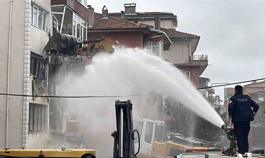 Tehlike arz eden yapı için kontrollü yıkım: Zonguldak'ta beş katlı bina sökülüyor