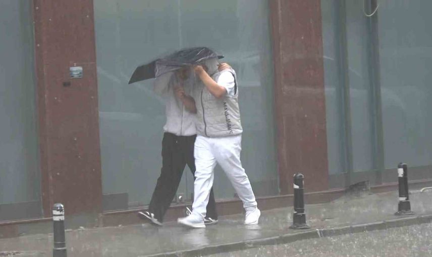 Yalova’da gün boyu etkili sağanak yaşamı sekteye uğrattı