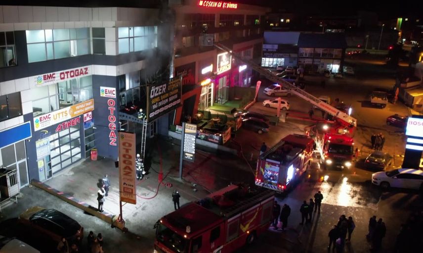 Erzurum'da sanayi sitesinde çıkan yangın itfaiye müdahalesiyle diğer iş yerlerine sıçramadı