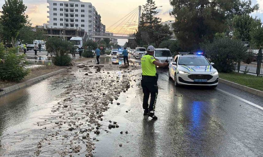 Yolda patlayan su hattı asfaltı çökertti; otomobil çukura düştü