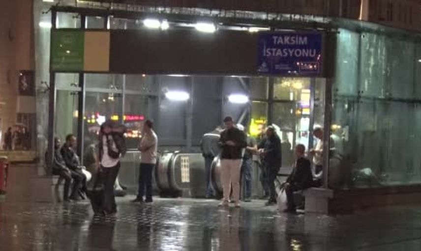 İstanbul'da sağanak günlük hayatı sekteye uğrattı