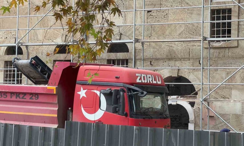 Mudanya'da Uğur Mumcu Kültür Merkezi'nde restorasyon sırasında işçi kolunu makineye kaptırdı