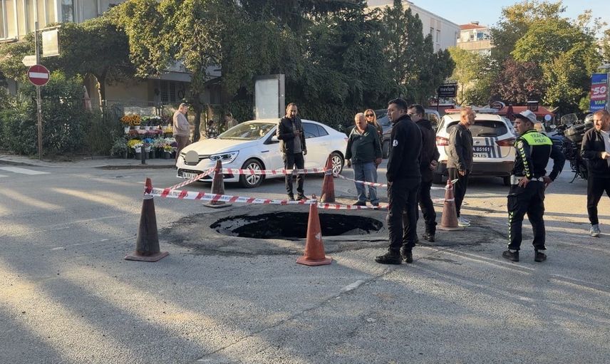 Beşiktaş'ta Zeytinoğlu Caddesi'nde yol çökmesi trafiği aksattı
