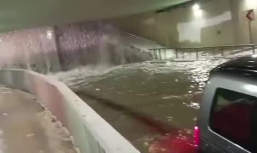 Pendik'te alt geçitte mahsur kalan sürücü ve kızı yardım sayesinde kurtuldu