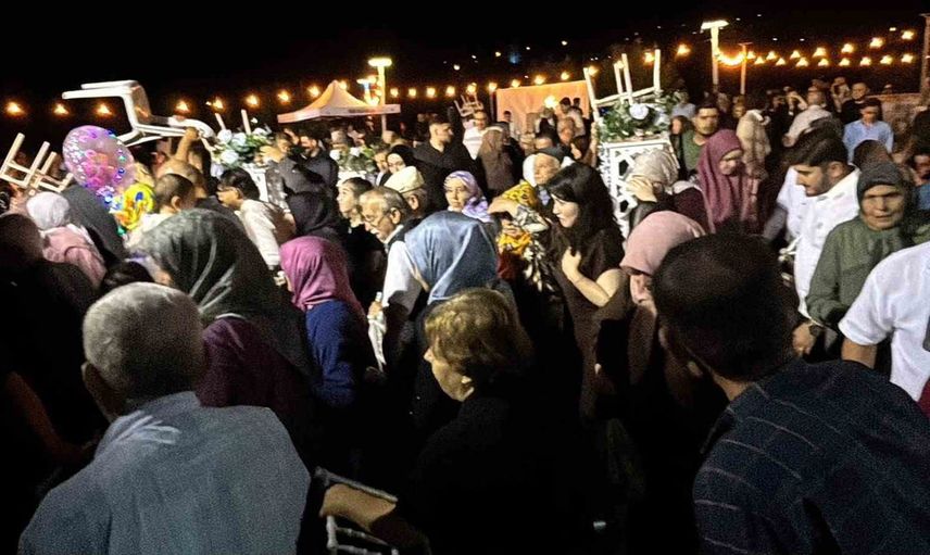 Ani yağış Bartın'da açık havadaki düğünü böldü, takılar verilip tören dağıldı