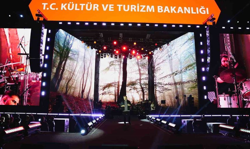 Ahmet Şafak Kayseri gecesine türkü ve coşku taşıdı
