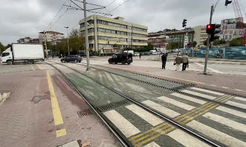 İzmit'te tramvayın çarptığı iki kadından biri ağır yaralandı