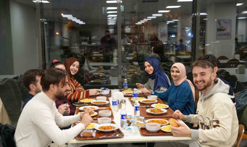 Ümraniye'de öğrenciler için paylaşım sofrası: ücretsiz akşam hizmeti
