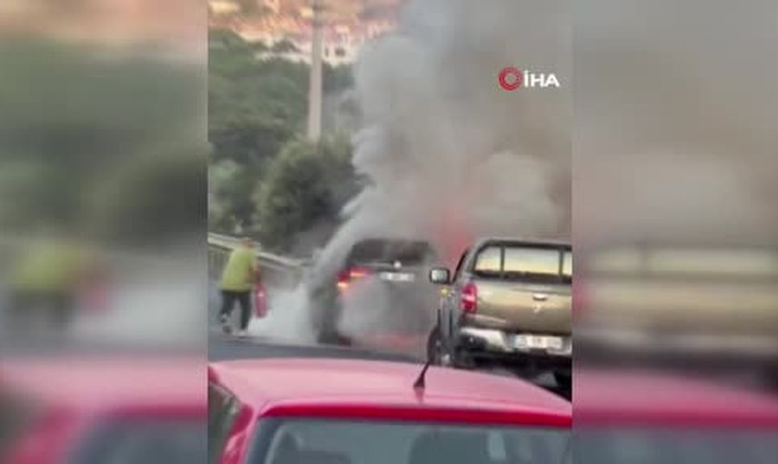 Seyir halindeki otomobil Milas'ta kısa sürede hurdaya döndü