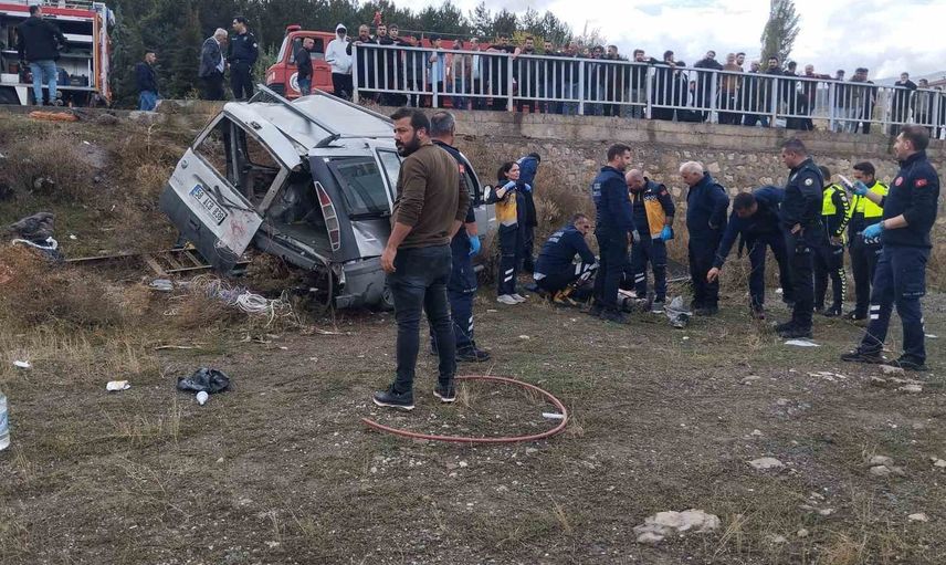 Suşehri'de bariyerleri aşan ticari araç takla attı: 3'ü ağır 5 yaralı