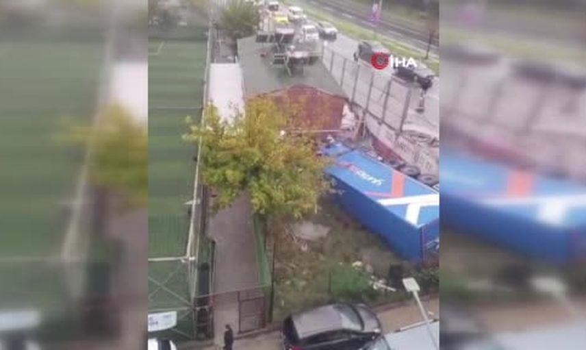 Sultangazi’de tırın kontrolden çıkıp iki araca çarpması ve yaklaşık 5 metre düşüşü