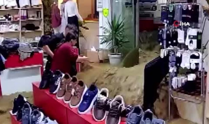 Ayazağa’da 20 yıllık mağazanın emeği selde suya gömüldü