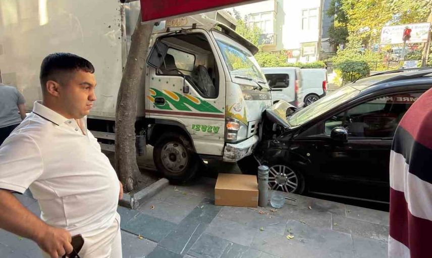 Küçükçekmece'de sürücüsüz kamyonetin yokuş aşağı kayması iki araca çarpmayla sonuçlandı