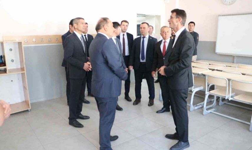 Denetimli serbestlik yükümlüleri Bolu okullarını boyayarak yeni döneme hazırladı