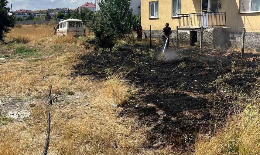Gerede'de üç noktada ot yangını, itfaiye alevleri büyümeden söndürdü