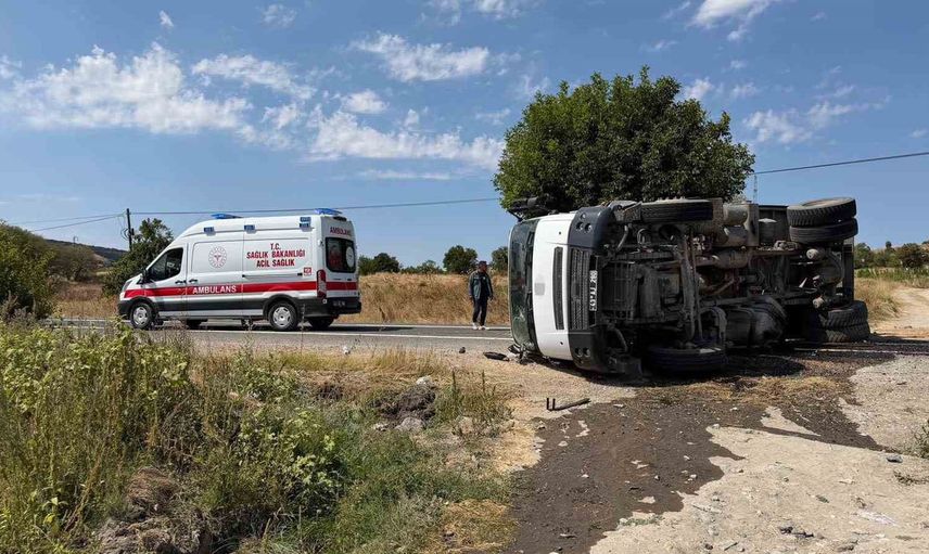 Kum yüklü kamyon devrildi: Domaniç-Tavşanlı yolunda sürücü yaralandı
