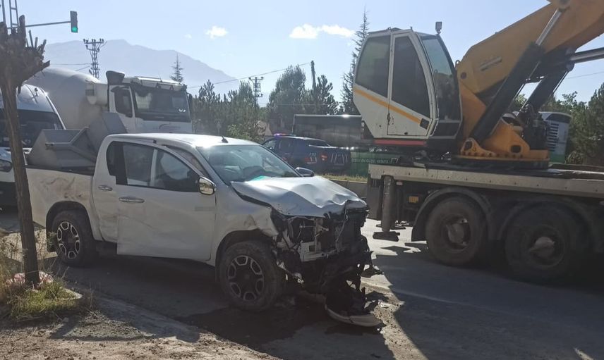 Edremit'te ışıklı kavşakta kaza: anlar güvenlik kamerasına yansıdı