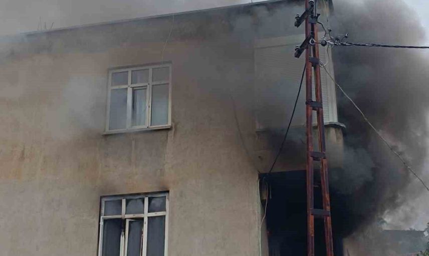 Karşıyaka Mahallesi'nde çıkan yangında 88 yaşındaki kadın güvenli bölgeye çıkarıldı
