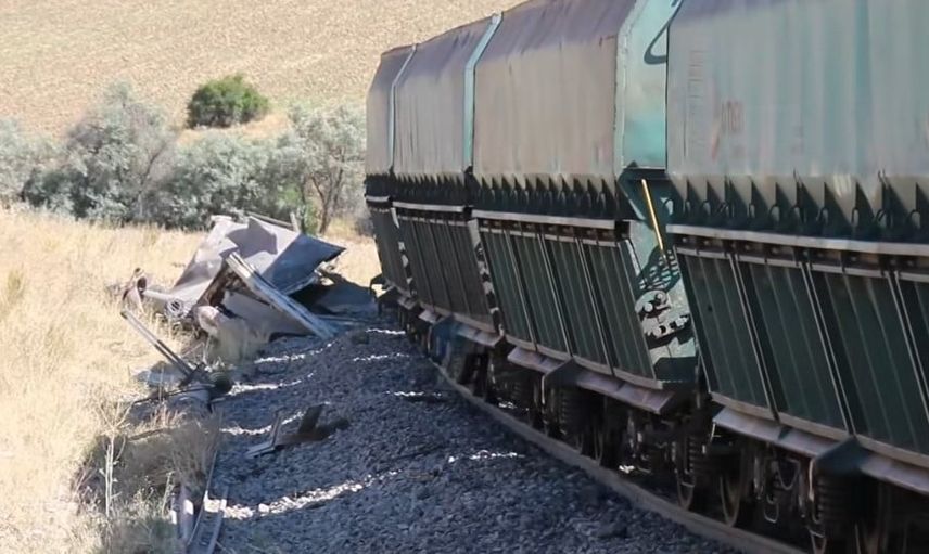Hemzemin geçitte kaza: yük treni kamyona çarptı, sürücü tedaviye götürüldü