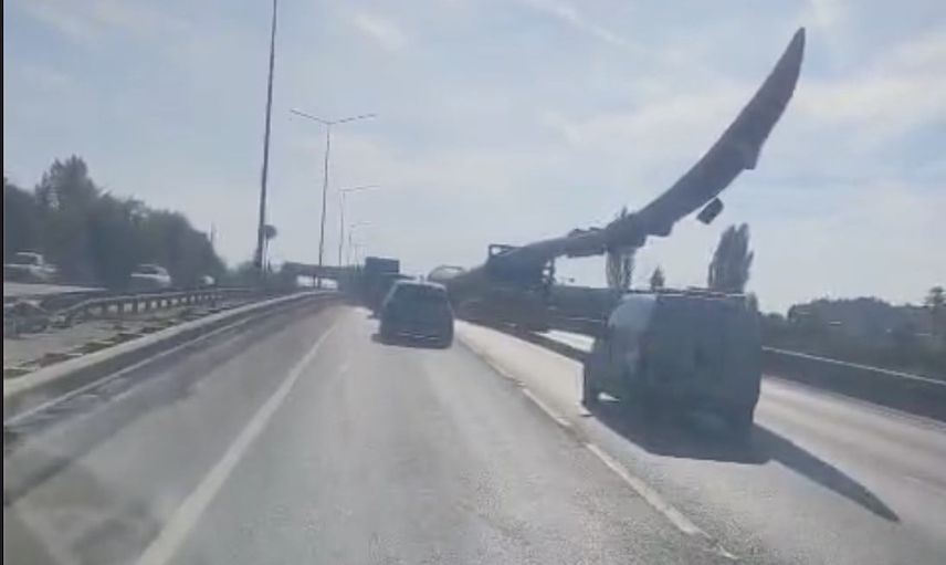 Eskişehir çevreyolunda taşınan dev türbin kanadı trafiği yavaşlattı