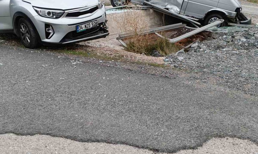Kale Köyü kavşağında minibüs durağı yıktı, 4 kişi yaralandı