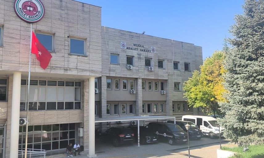Menteşe'de çakmakla Türk bayrağını yakma girişimi: şüpheli tutuklandı