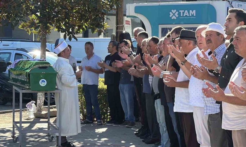 Serdivan'da üvey oğlunun silahlı saldırısında hayatını kaybeden baba toprağa verildi