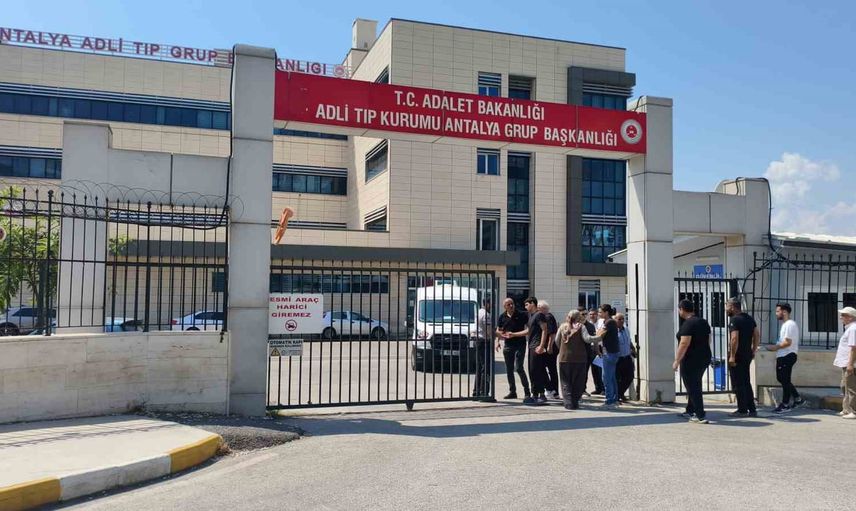 Antalya'da minibüsün kamyona çarpmasıyla ölen yaşlı çiftin cenazeleri teslim edildi