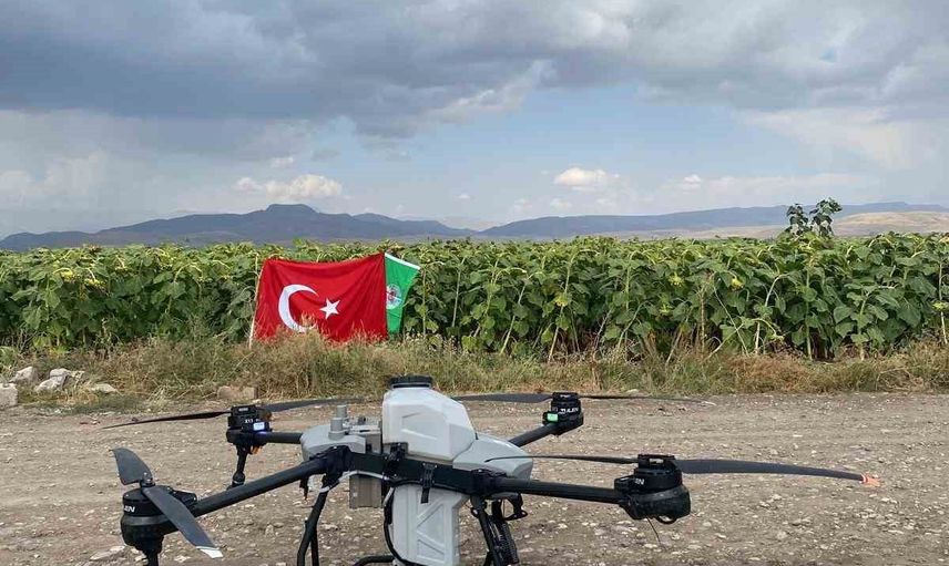 Tarımda hız ve tasarruf: Ağrı'da zirai dronla ilaçlamada yeni dönem