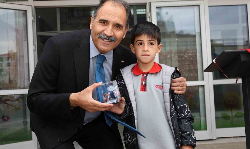 Bayrağı öpmesi iz bıraktı: Miran'a il milli eğitim müdüründen ziyaret
