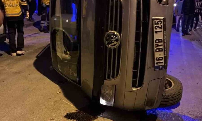 Yenice Mahallesi'nde elektrik panosuna çarpan minibüs devrildi, sürücü kaçtı