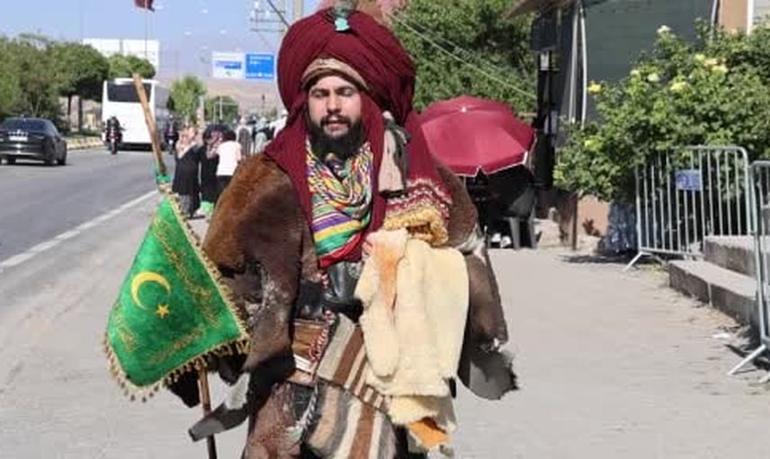 Selçuklu kıyafetiyle Konya'dan Ahlat'a gelen vatandaş, Erdoğan'ı uzaktan selamladı
