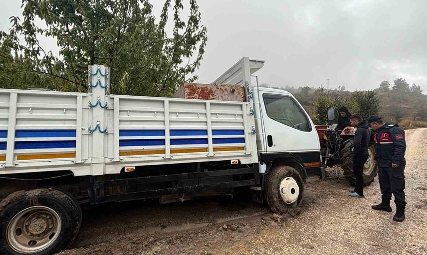Yağmur sonrası İnhisar'da yolda kalan kamyoneti jandarma traktörle kurtardı