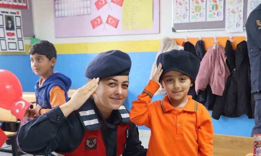 Eskişehir jandarması minik öğrencilere 29 Ekim sürprizi hazırladı