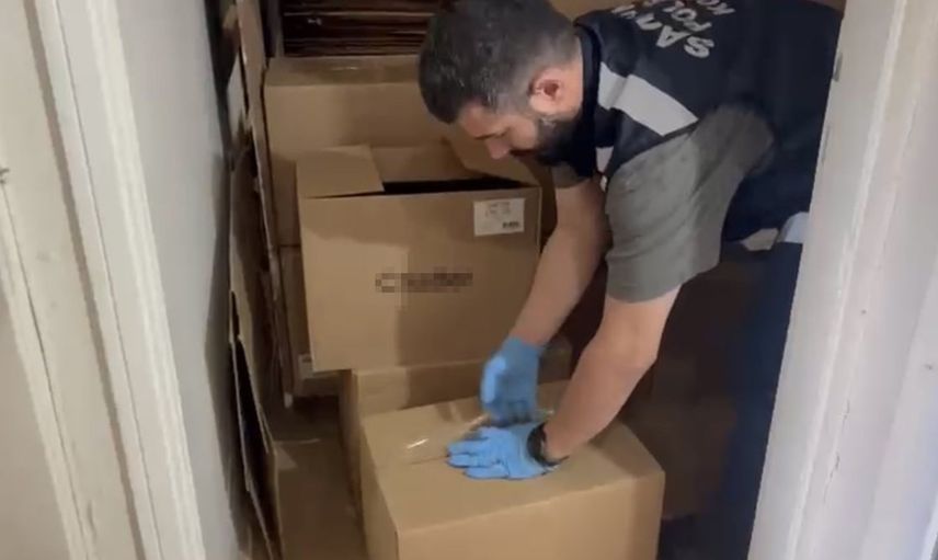 Samsun'da apartman dairesine düzenlenen operasyonda binlerce makaron ve tütün ele geçirildi