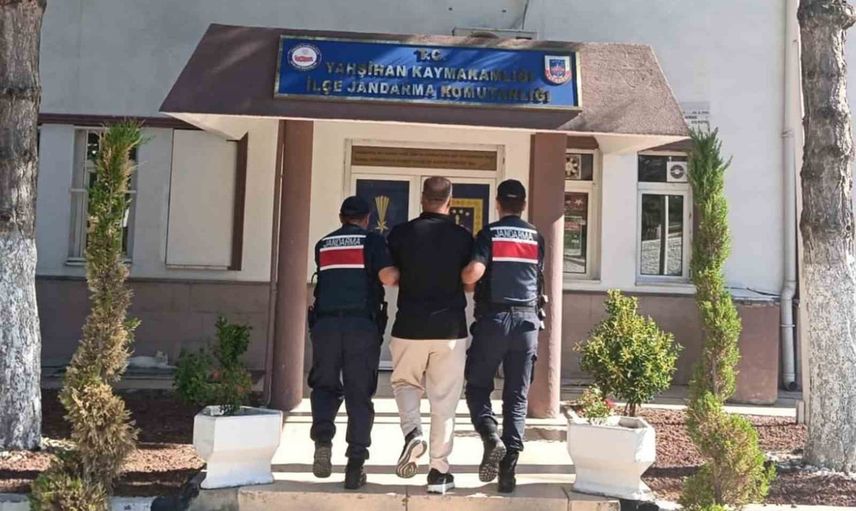 Kırıkkale'de takip sonucu yurt dışına çıkarma ve uyuşturucu suçlarından iki hükümlü yakalandı