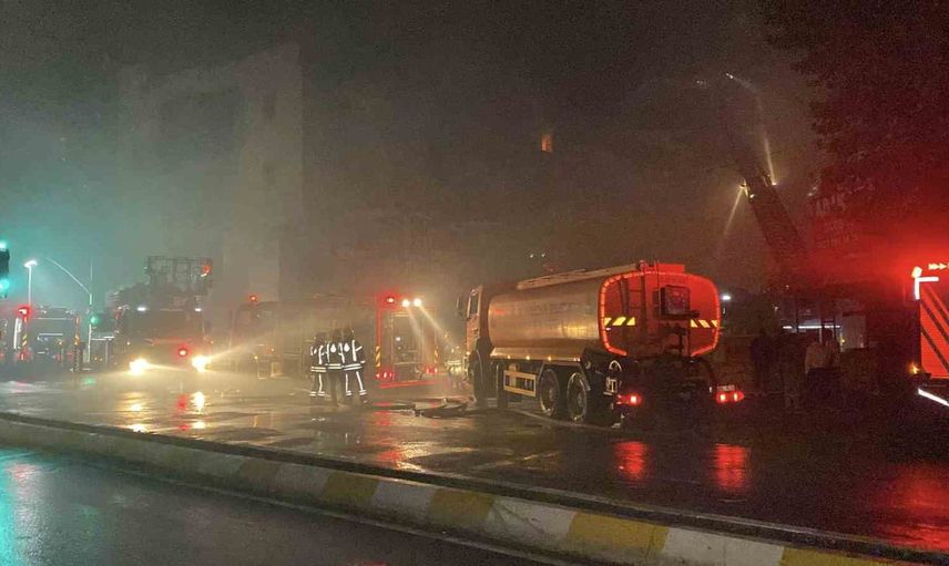 Gece yarısı Esenyurt'ta yayılan yangın beş iş yerini etkiledi