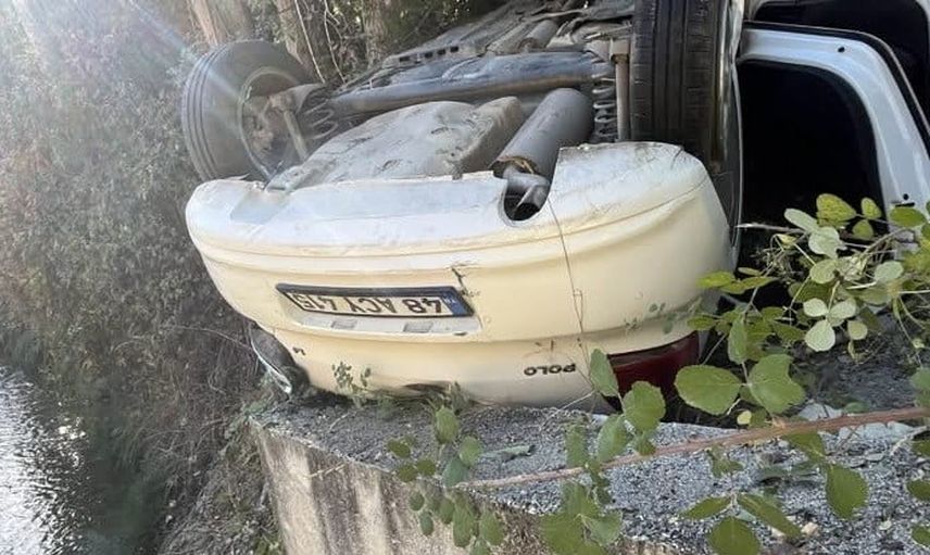 Yağmur kanalına saplanan otomobil ağaca çarptı, dereye yuvarlandı