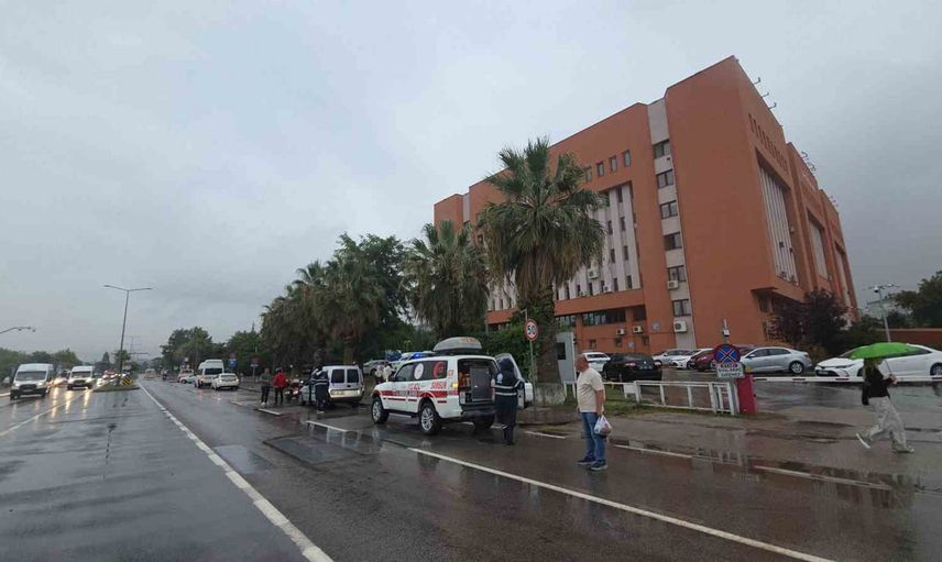 Valilik otoparkı önünde motosiklet yayaya çarptı, iki kişi yaralandı
